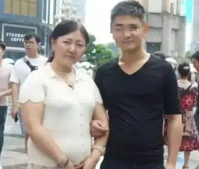 1992年，保姆拐走雇主的儿子，26年后保姆重新出现，并将儿子还给了雇主，但雇主