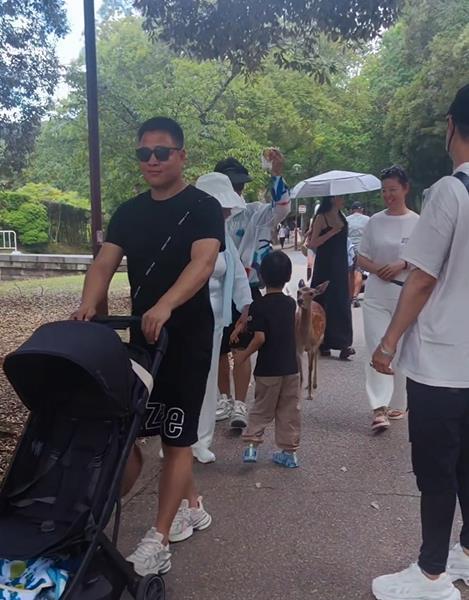 #汪峰一家与森林北一家同游日本# 结婚明星汪峰带着儿子女儿与女友森林北和其女儿同