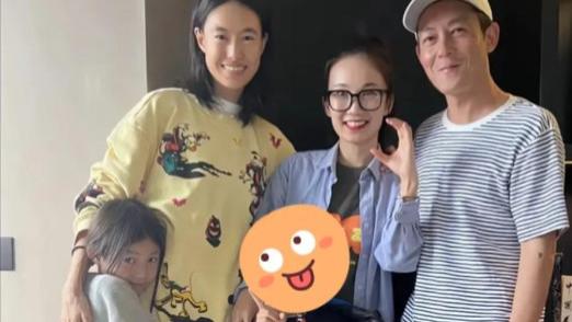 ‌陈冠希陪妻回娘家！合影姑妈拘谨似乖女婿，脚下豆豆鞋意外潮爆