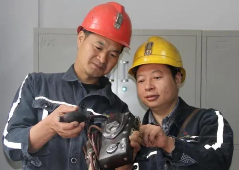 朋友19年毕业后就直接去了一家工厂上班，现在资历算不错，经验也足，前不久来了个实