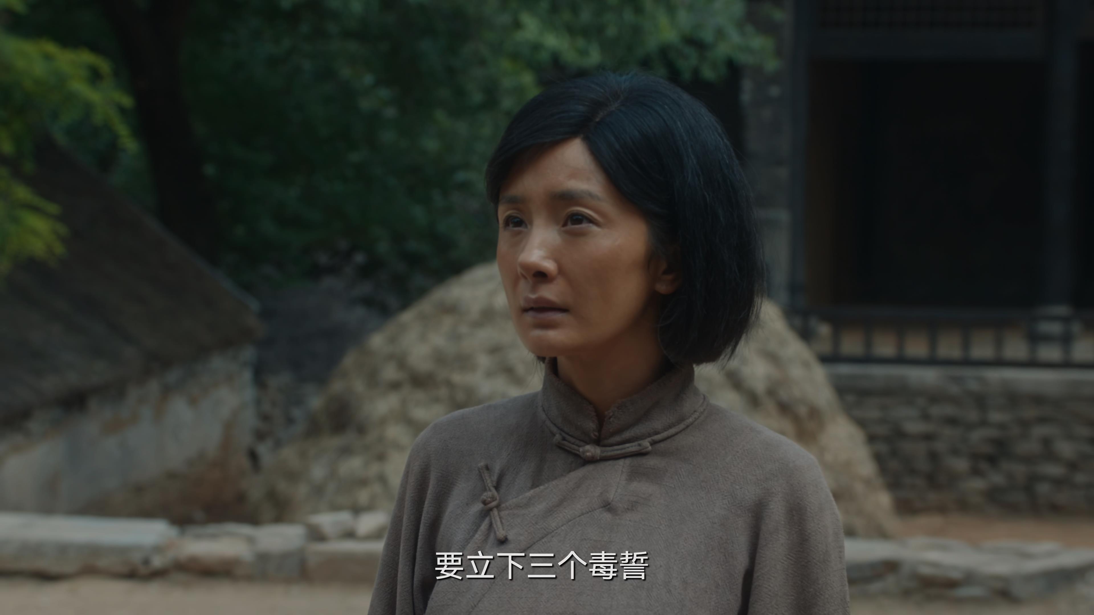 你们发现没，杨幂在《生万物》中饰演的宁绣绣怀孕后，她就总用手摸肚子。
走路的时候