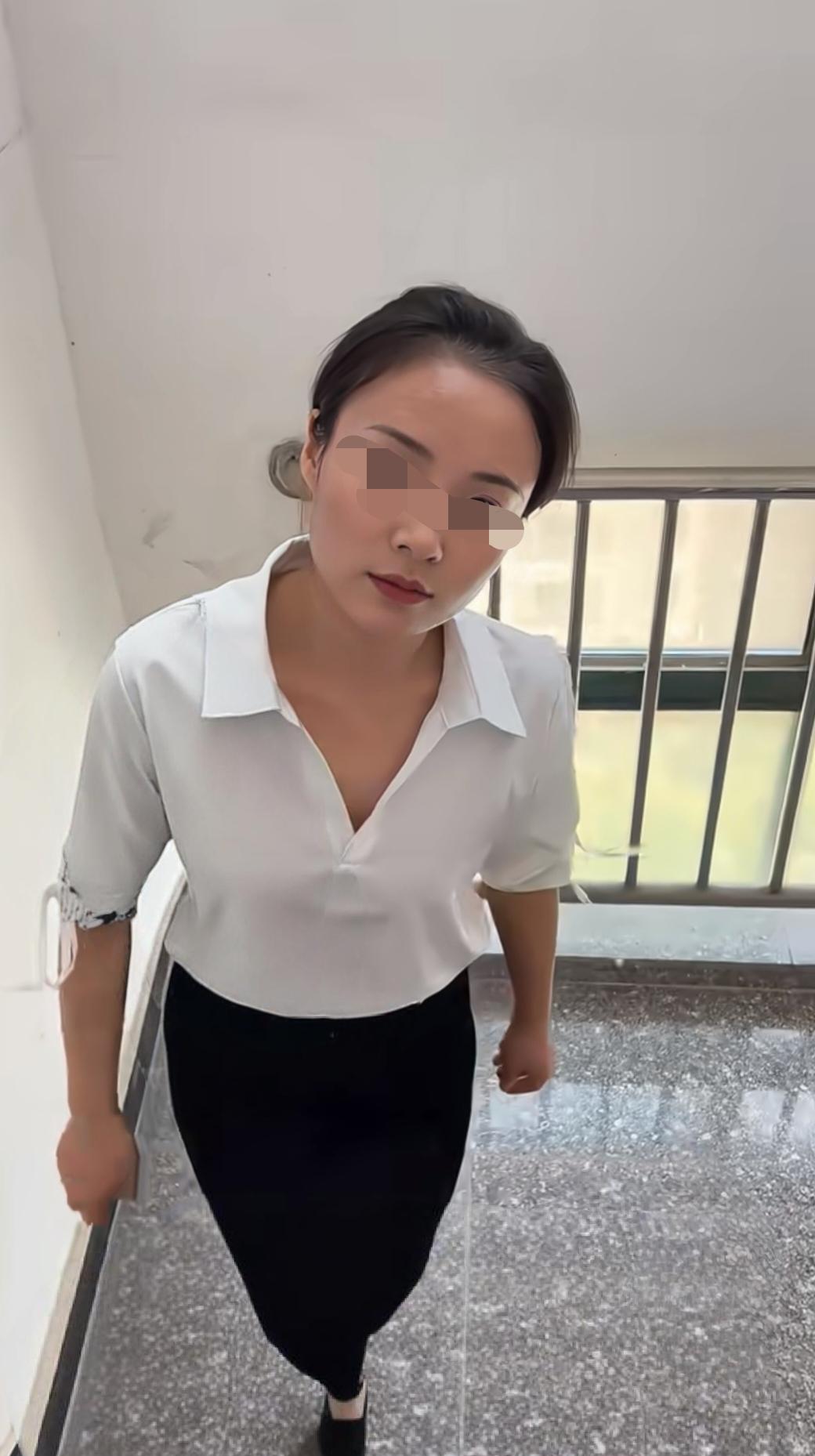 这脸皮真是厚啊，
被我抓个现行还不承认，
碰到这种的邻居该怎么办。
楼下邻居老是