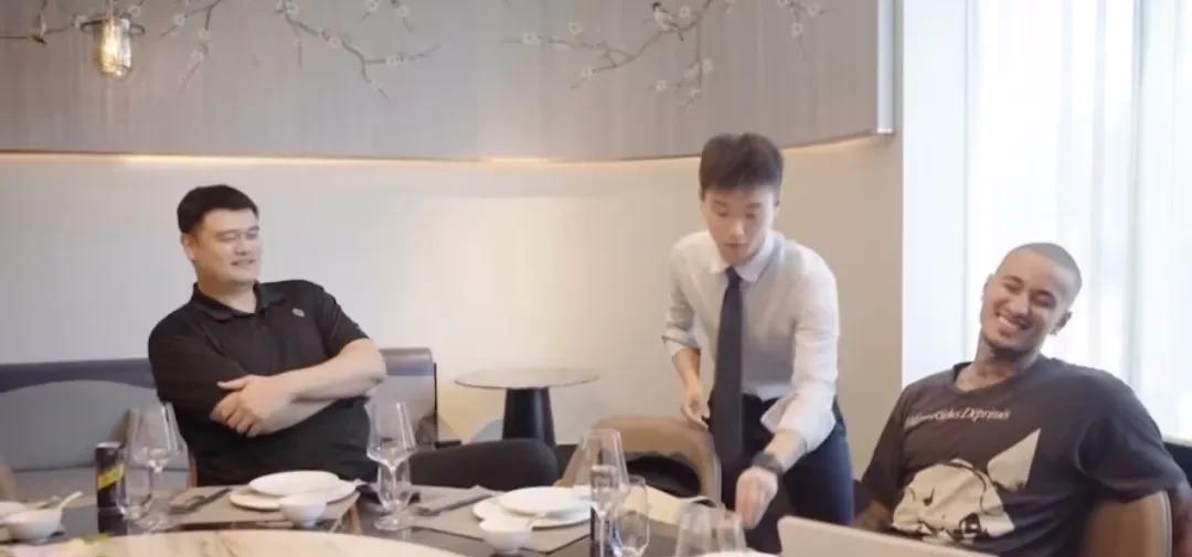 姚明请库兹马吃饭，还跟库兹马解释杨瀚森的名字，库兹马又学到了！
姚明表示，杨是尼