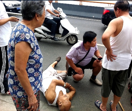 路边有个老人摔倒了，友友们你们扶不扶？

这事儿真让人纠结。扶吧，怕被讹上，不扶