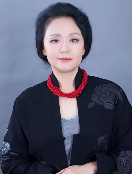 1981年，27岁的廖学秋在外拍了6个月的戏，戏一杀青，她就迫不及待的往回家赶，