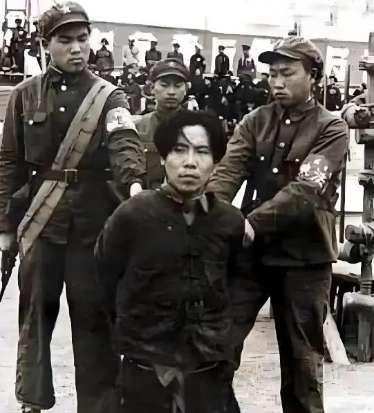 1954年，飞贼段云鹏落网，毛主席得知后，忍不住调侃道：“他不是号称‘飞贼’，会
