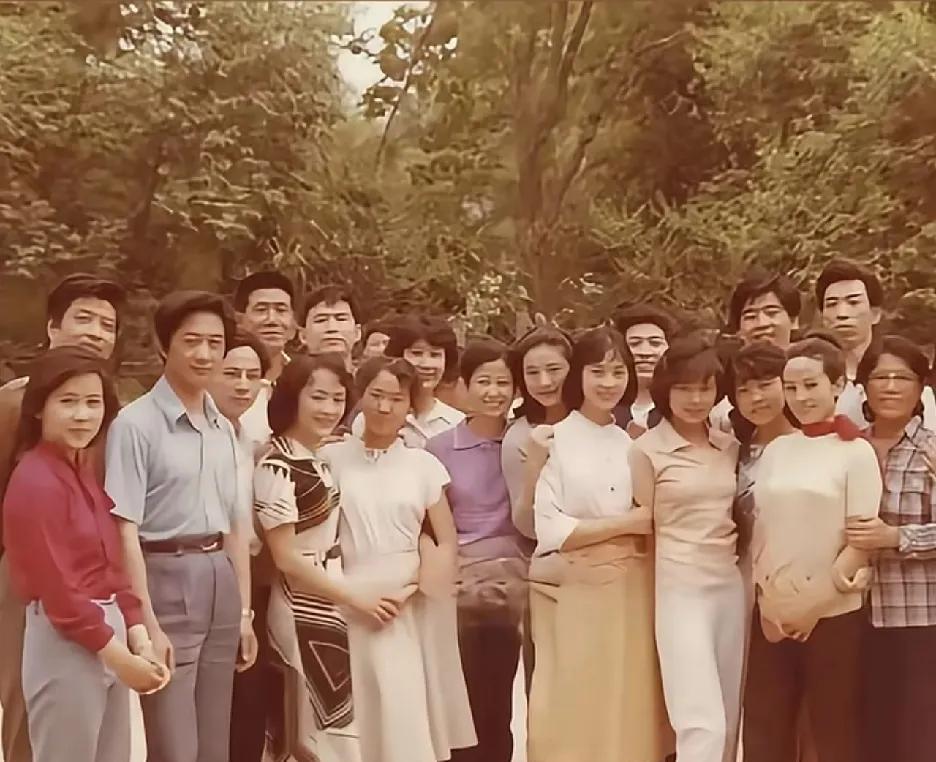 这张1982年的老照片，定格了第二届电影“金鸡奖”部分演员相聚的珍贵瞬间。其中汇