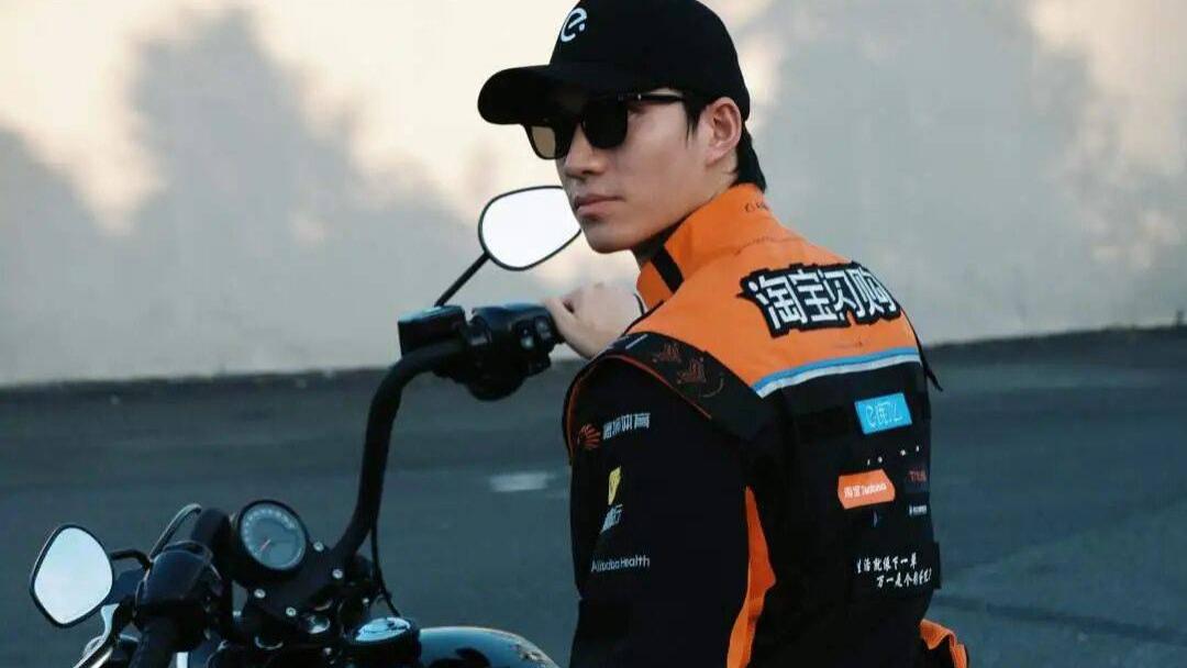 穿上赛车服、开大音响送外卖，冬天的城市街道更有生机了吗？