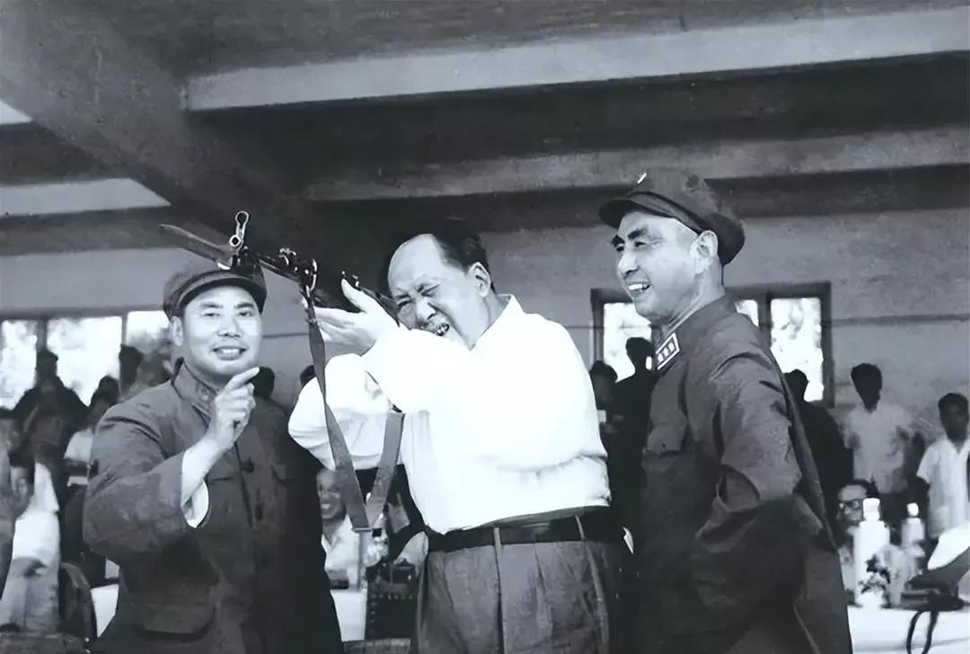 1964年，全国范围内掀起了军事比武热潮，枪法、战术、体能等，毛主席来到济南军区