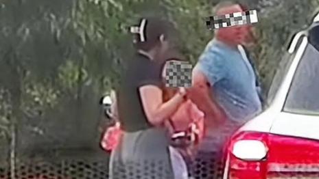 警方通报！奔驰亮证姐身份不简单，上门视频曝光，事件升级真相大白