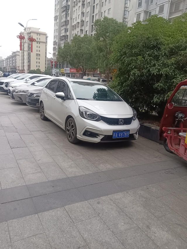 来福酱一万公里用车体验
优点，省油，200块钱600公里，真不是吹牛的。当然，和