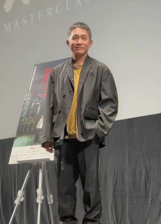 梁朝伟身高174cm，生活中比较内向，又给人温文尔雅的气质。
但是拍戏的时候，只