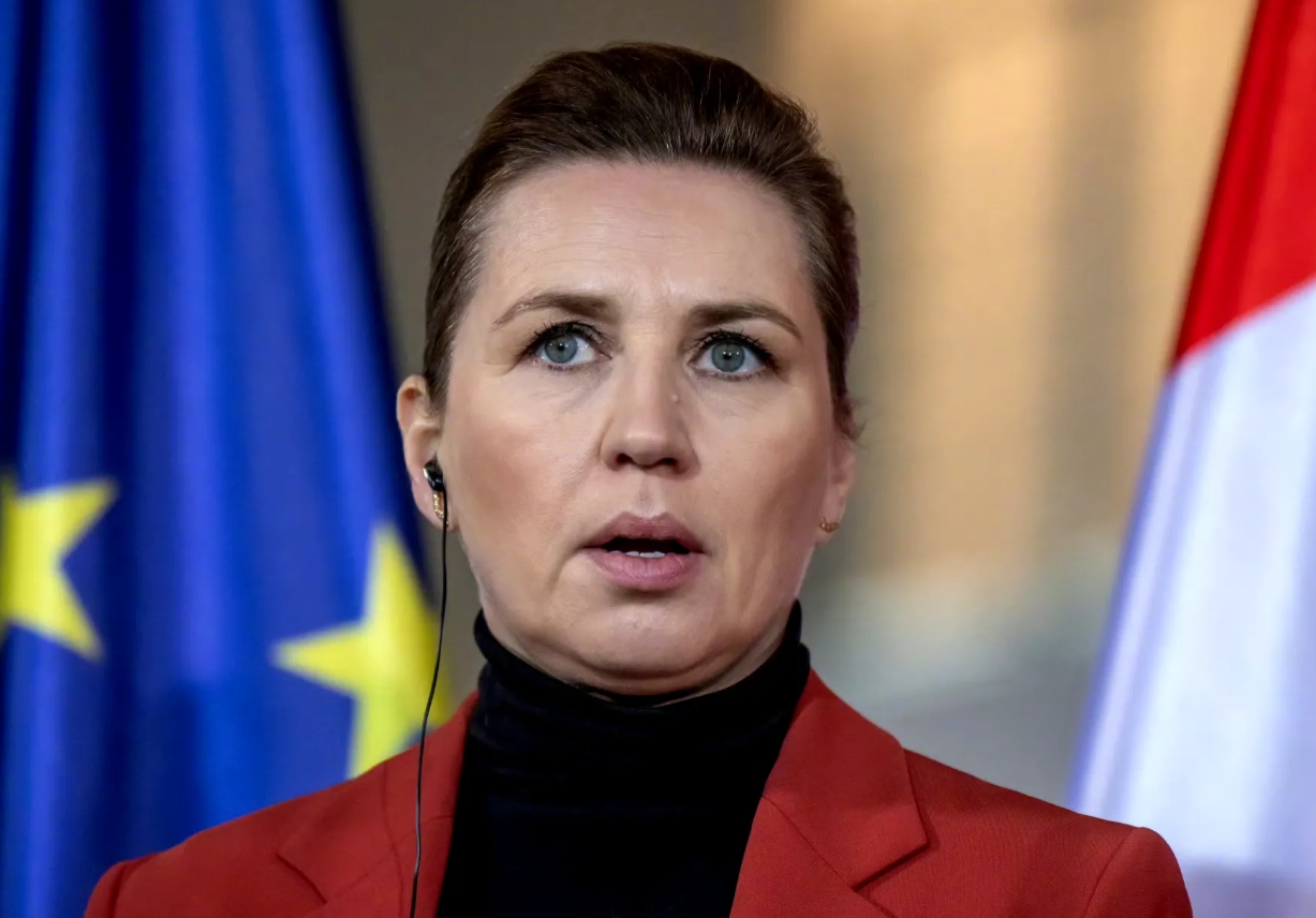 丹麦彻底慌了，美国副总统访问格陵兰后前脚刚走，丹麦美女首相后脚就立即宣布，将于4