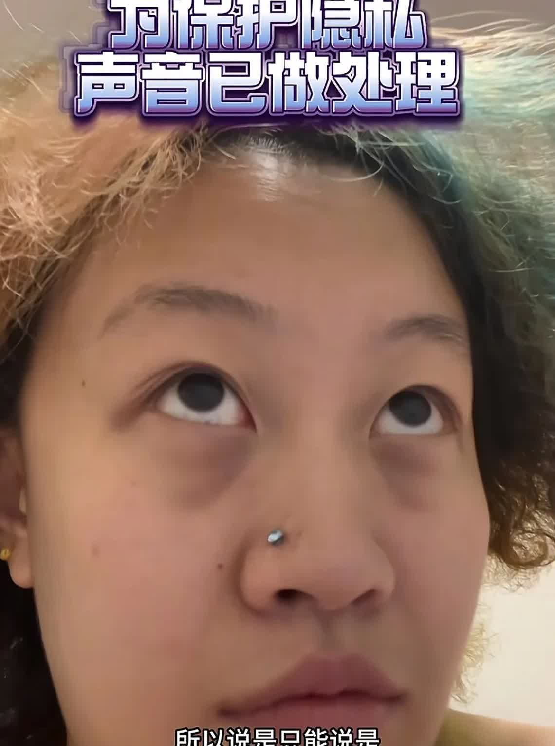 举报高铁工作人员抽烟女子被扒！
经小编查阅了网上各平台信息，发现这位举报的博主