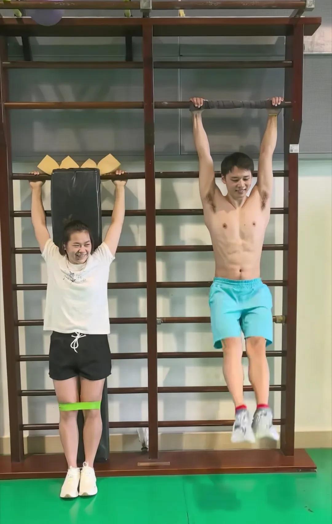 现在都能看出来全红婵比去年巴黎奥运会时胖了不少，原因是治疗伤病吃药，加上训练强度