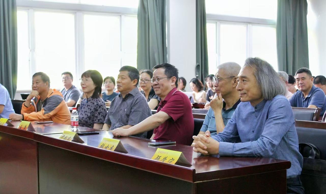 退休教师成了香饽饽，教育圈和其他圈真不一样。
一直以来教育和医疗是很吃经验，你学
