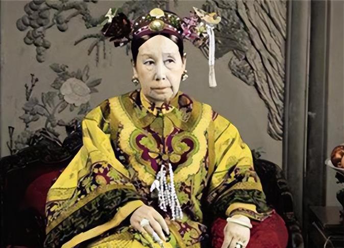 慈禧每次洗澡后，只留李莲英1人伺候。而房间里不时传出喊痛，一位小宫女偷掀帘子，这