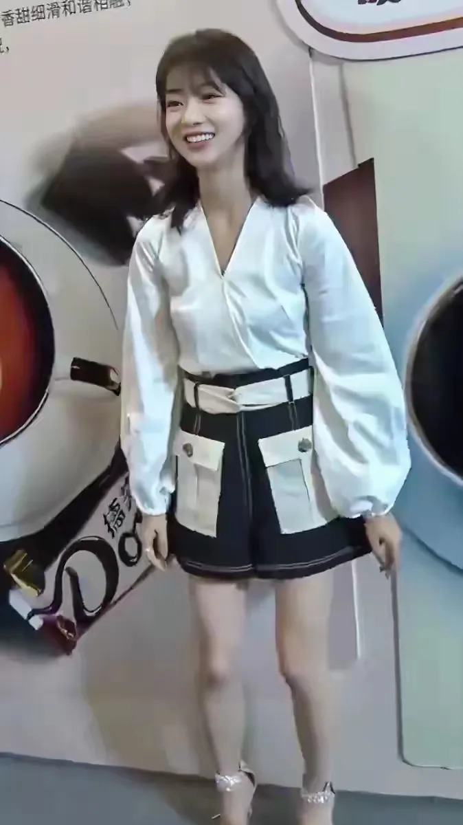 吴谨言产后八天就开工











明星产后八天就开工？真的假的？我不信