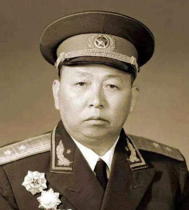 1935年，长征路上，詹才芳看到有一个病号被抛弃，他于心不忍，说：“这么年轻，带