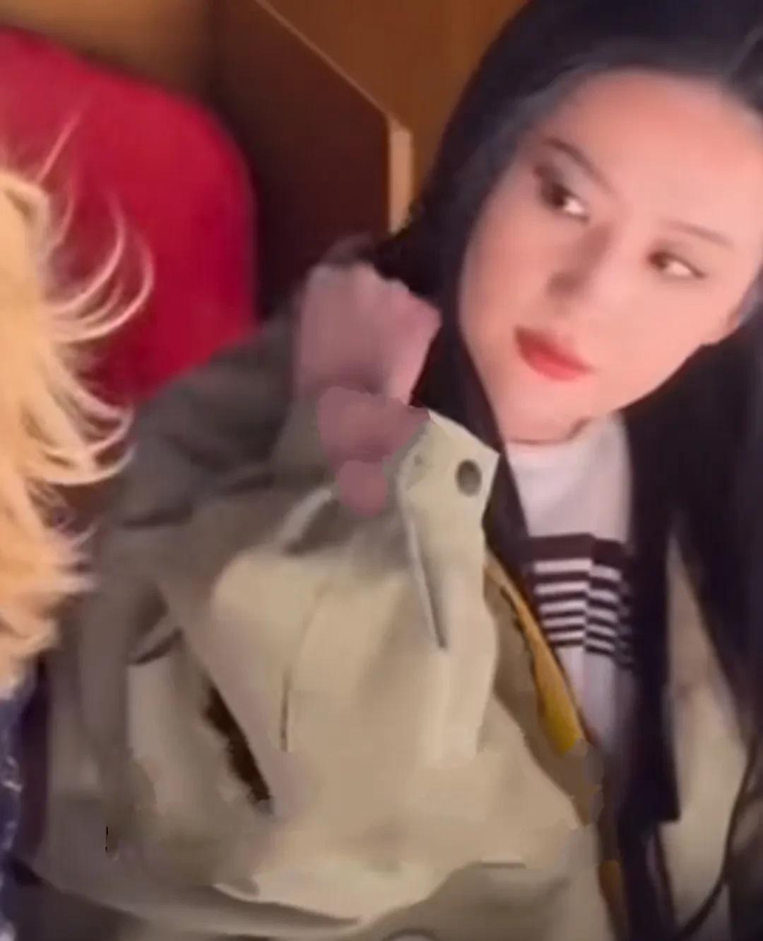 近日，恢复长发的刘亦菲依然那个仙气飘飘的小龙女，个人感觉，刘亦菲只适合长发，长发