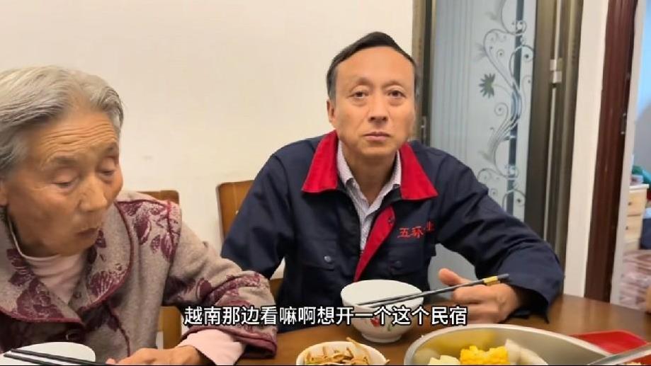 小松跟老爸老松说想在越南买地建民宿，老松挺支持。可大部分网友不看好，认为民宿是重