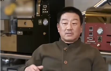 演员丁勇岱说：“我有一次去北京火车站搭火车去外地拍戏，刚演完白宝山，全国都在热映