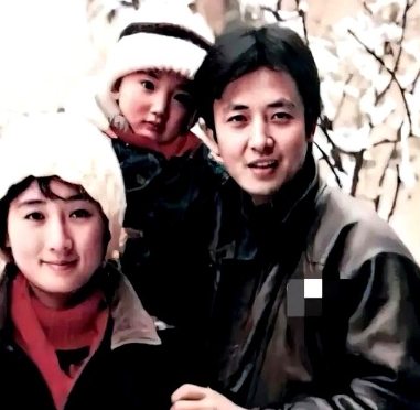 1990年，演员侯长荣和妻子陈剑月及2岁的女儿的一张温馨全家福，两人在红楼梦剧组