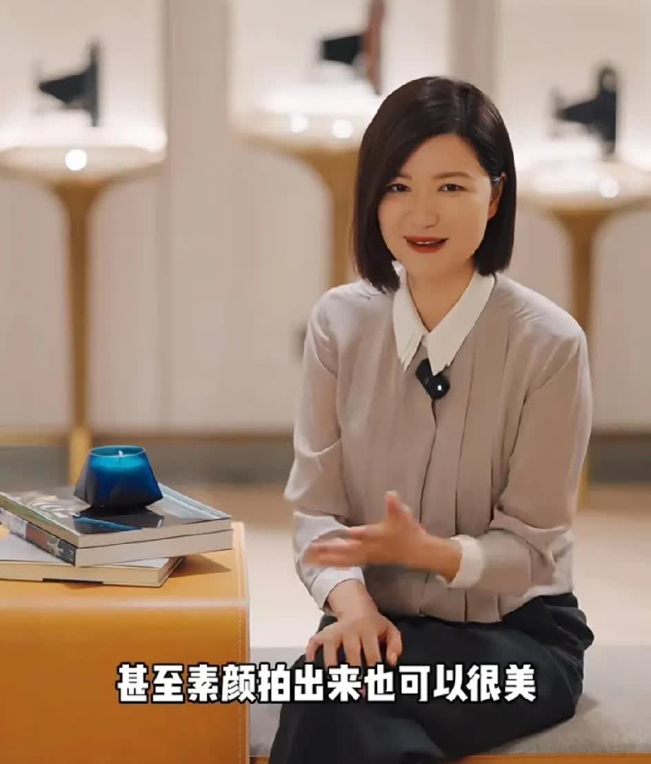 上海主持一姐陈蓉重归大众视线，没想到多年不见，陈蓉丝毫没有变化，还是那么端庄大气