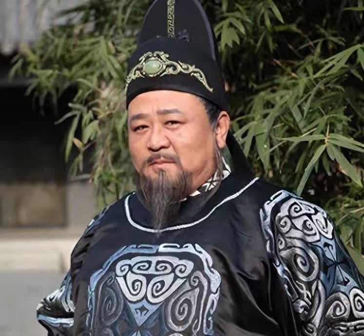 演员梁冠华现状：61岁还是很胖，满脸褶子很显老，妻子是一级导演