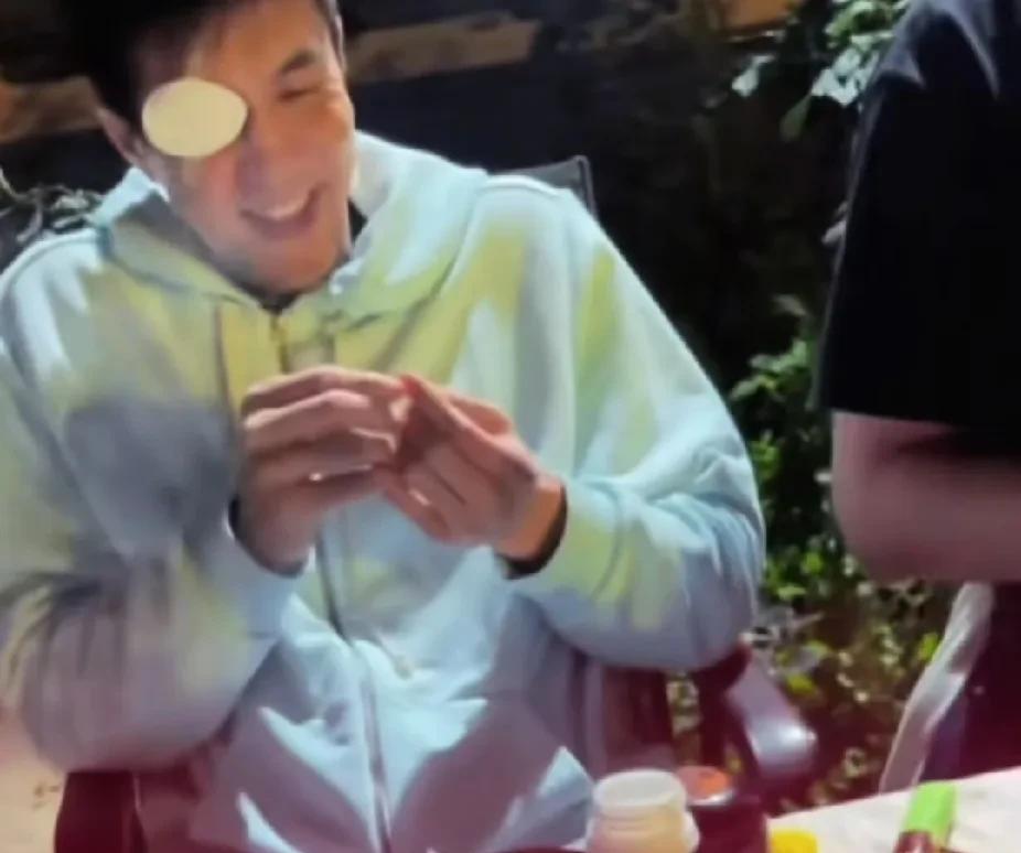 这才是真正的兄弟！朱芳雨看望受伤的艾伦，带他去吃了烧烤，艾伦笑的很开心！
此前艾