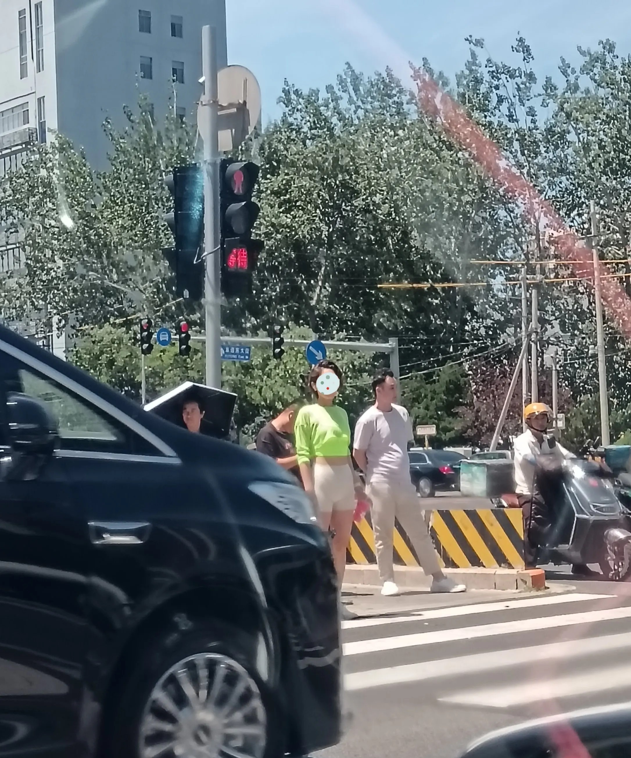 也许是我真的老了，年轻女士穿着一个打底安全裤走在大街上，这样的穿着就是时尚么？我
