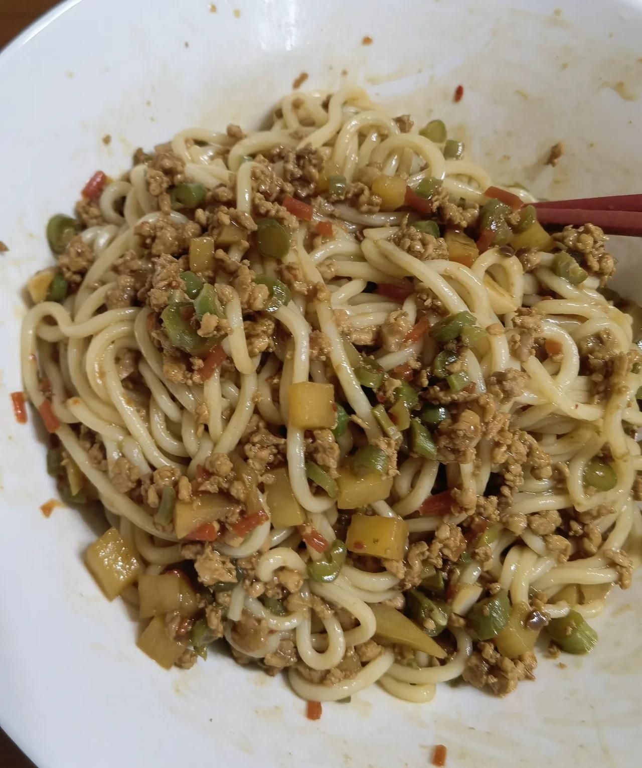 炸酱面上桌啦，开吃！色相不咋地，味道杠杠滴！