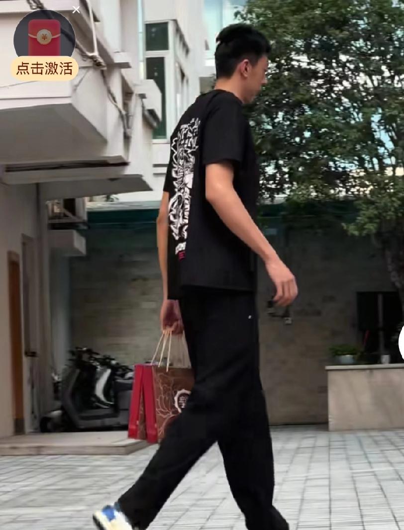 王少杰领月饼，广东队进入全运会周琦，他可以放假换岗位了
王少杰租借到宏远两个赛季