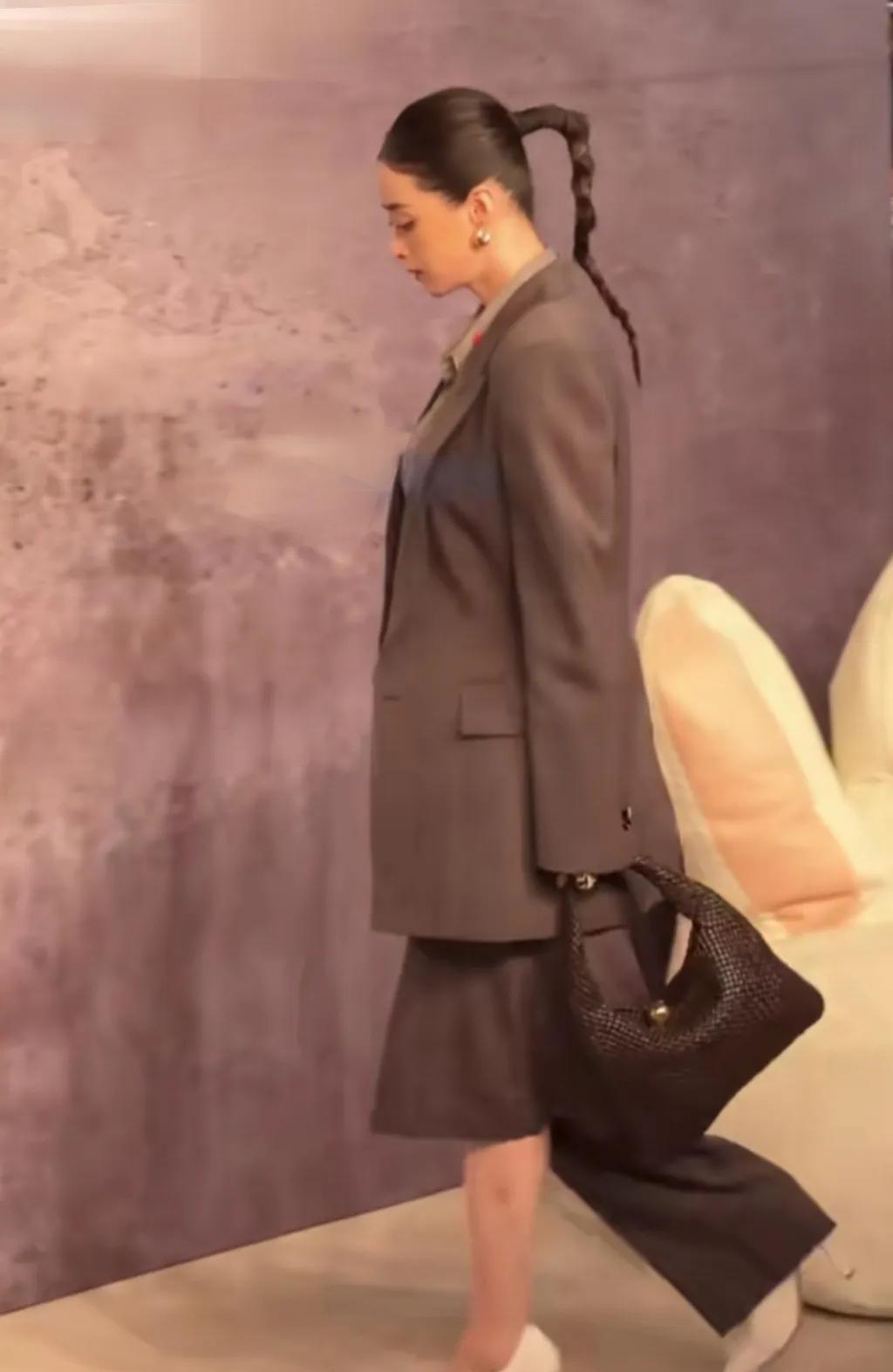 在美女如云讲究颜值的演艺界，蒋欣能有一席之地令我不解。影响蒋欣颜值的地方是她的“