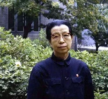 1976年10月6日，李云鹤的双眼变得空洞无光，脸色也极为难看。她也隐约感到自己