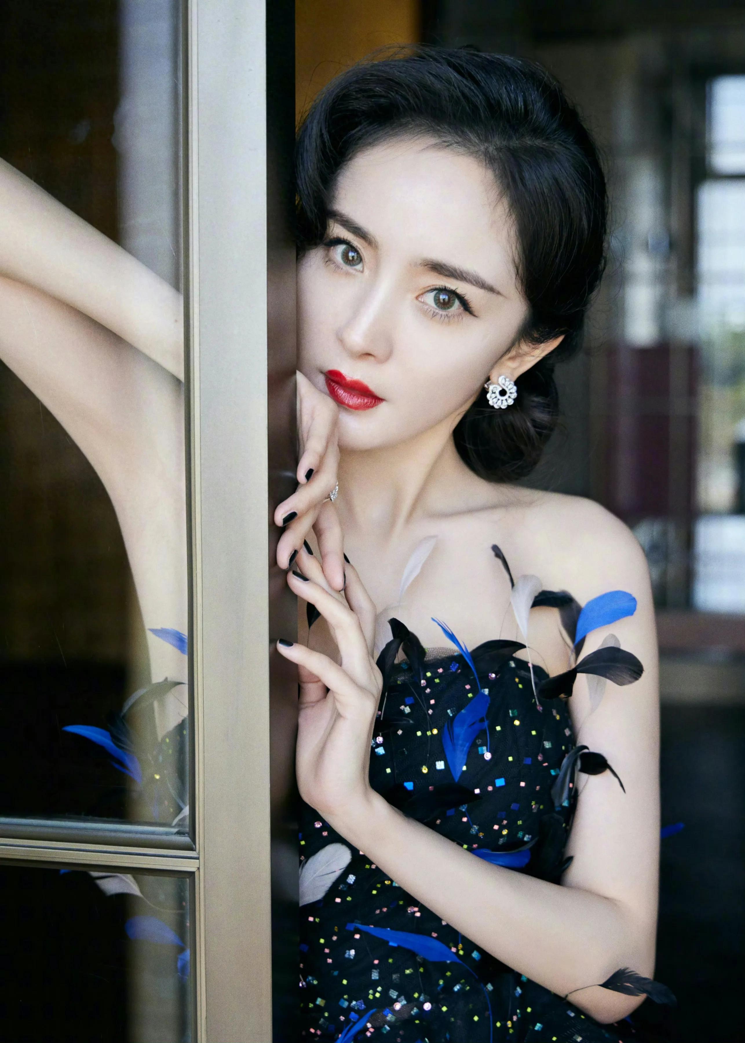 杨幂为什么有时会拥有令人震惊的美貌？皮肤太过白嫩了