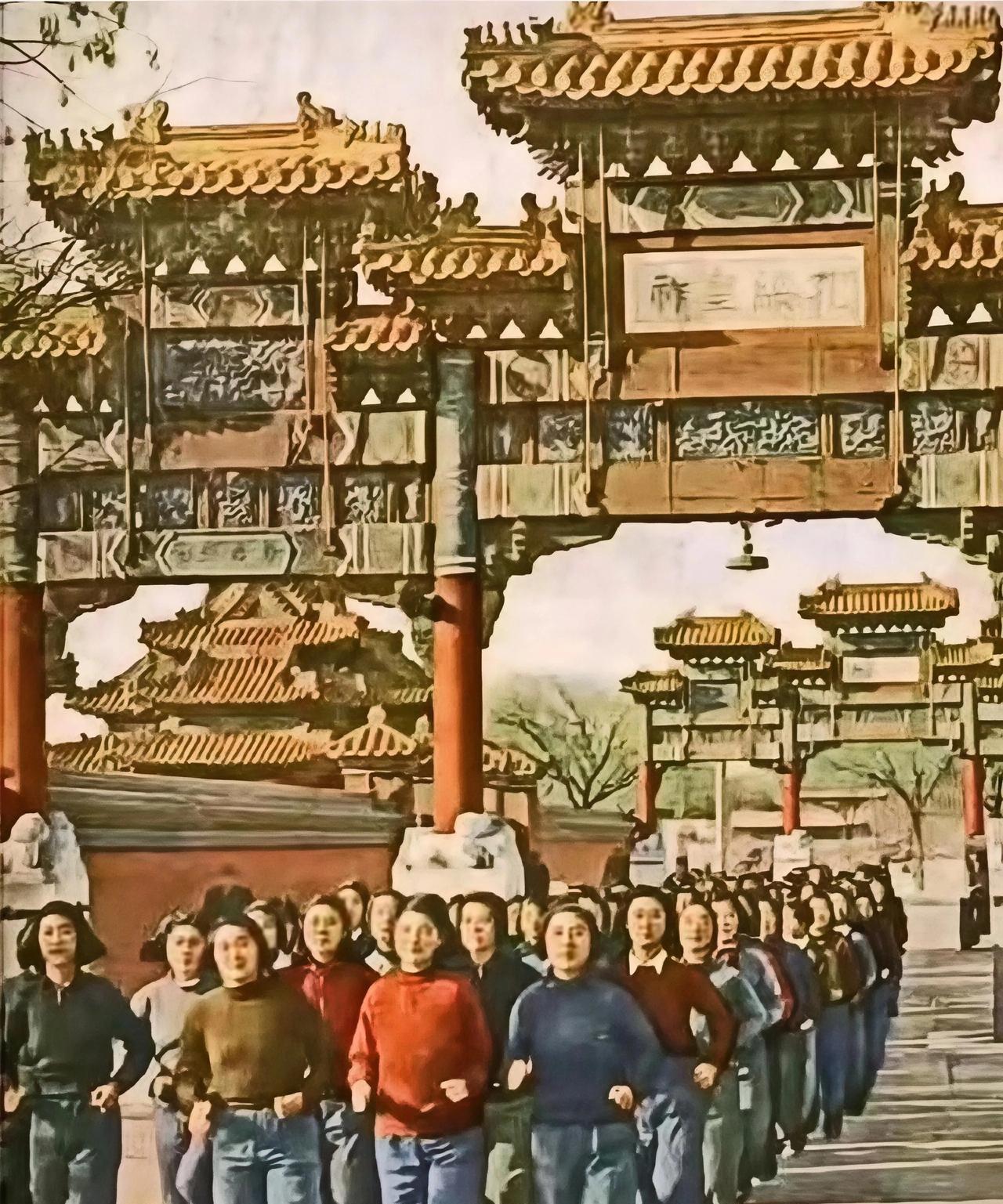 1951 年北京景山前街，大高玄殿前牌楼之下，北京第一女子中学的学生们正活力晨练
