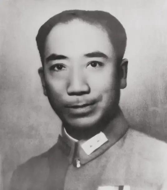1942年春，蒋介石拍案而起，把一份情报报告甩在桌上，指着戴笠说：“写这种东西，