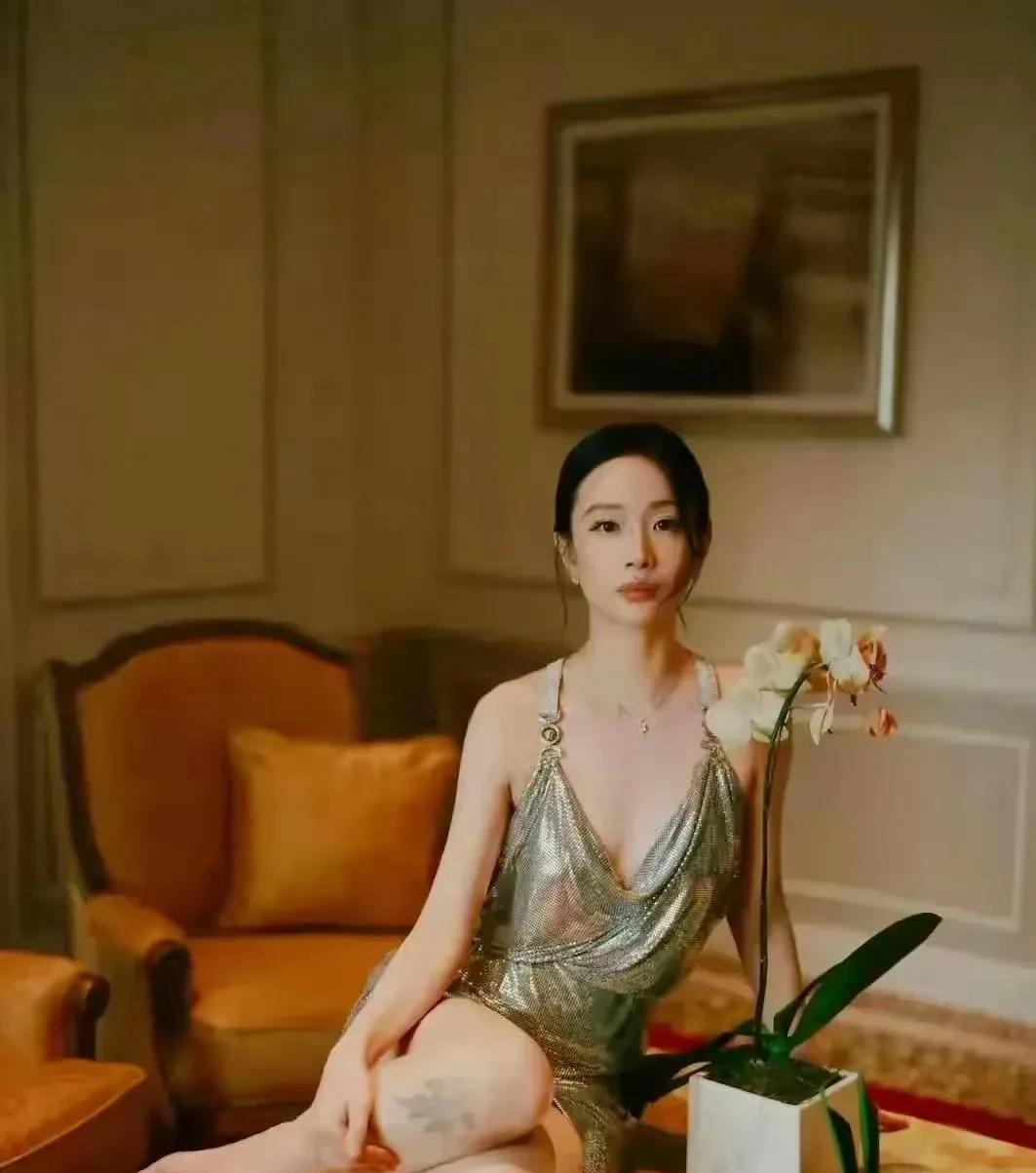 李梦穿吊带裙这造型直接封神！不得不说她太敢穿了，一袭吊带裙把她的好身材勾勒得淋漓