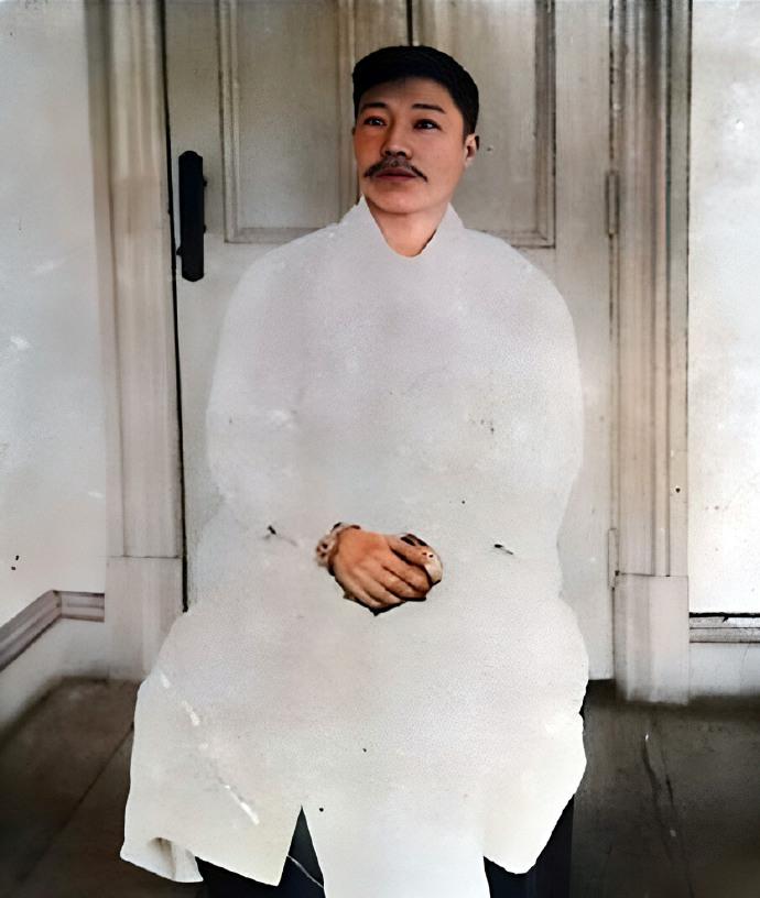 临行前的安重根身穿母亲送来的白色韩服从容赴死。安重根曾三枪将日本首任内阁总理大臣