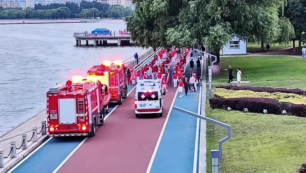 辽宁朝阳暴走团阻挡2辆消防车、1辆救护车！事后暴走团团长还理直气壮的说救护车和消