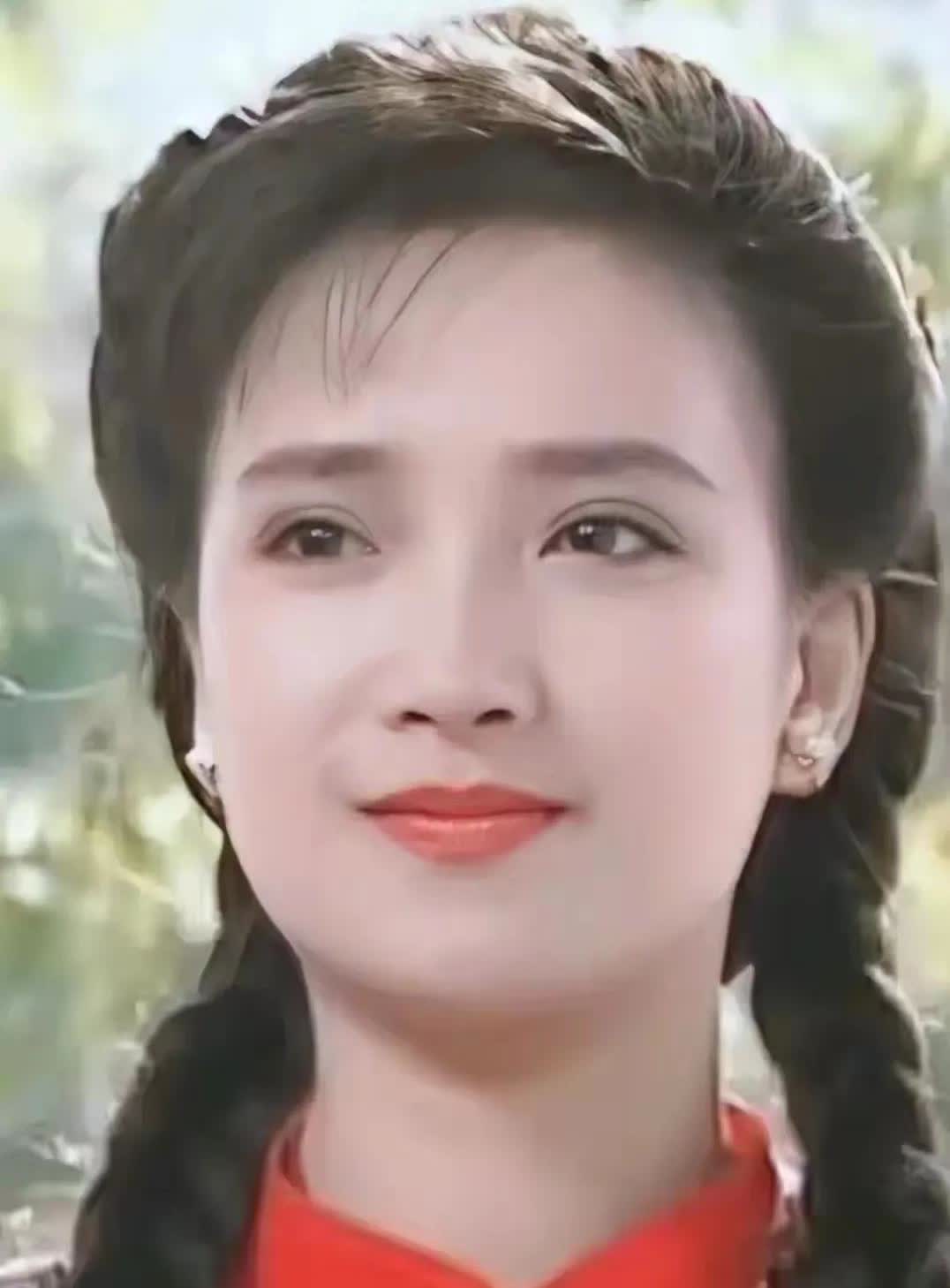 她长得比陈红美，比陈红有气质，美得倾国倾城国色天香，是多少帅哥心中的女神