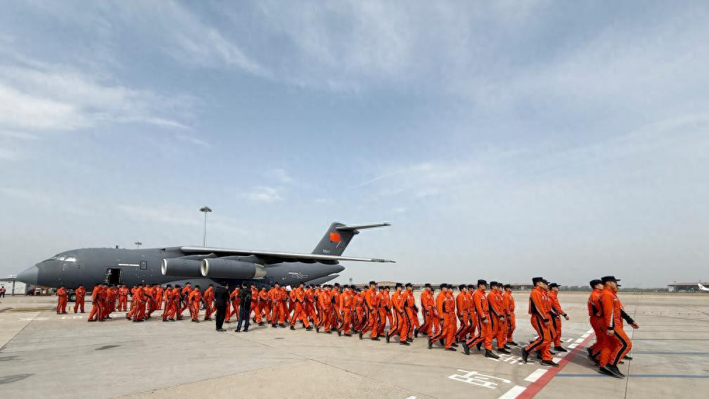 中国救援队伍完成缅甸地震救援任务抵京