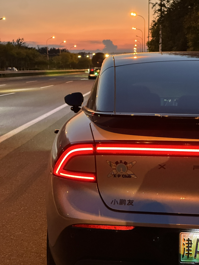 小鹏P7+的尾灯应该是整体最大的了吧
我当初买车前也觉得一般，现在越看越顺眼，越