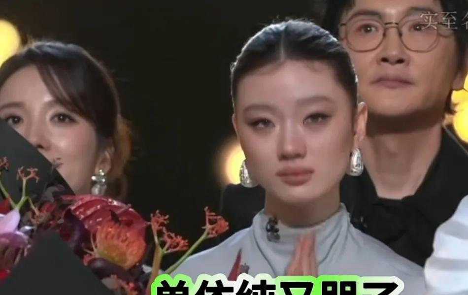 这是单依纯第几次在节目上落泪了？
歌手总决赛，
单依纯又哭了！
不知道这次她是因