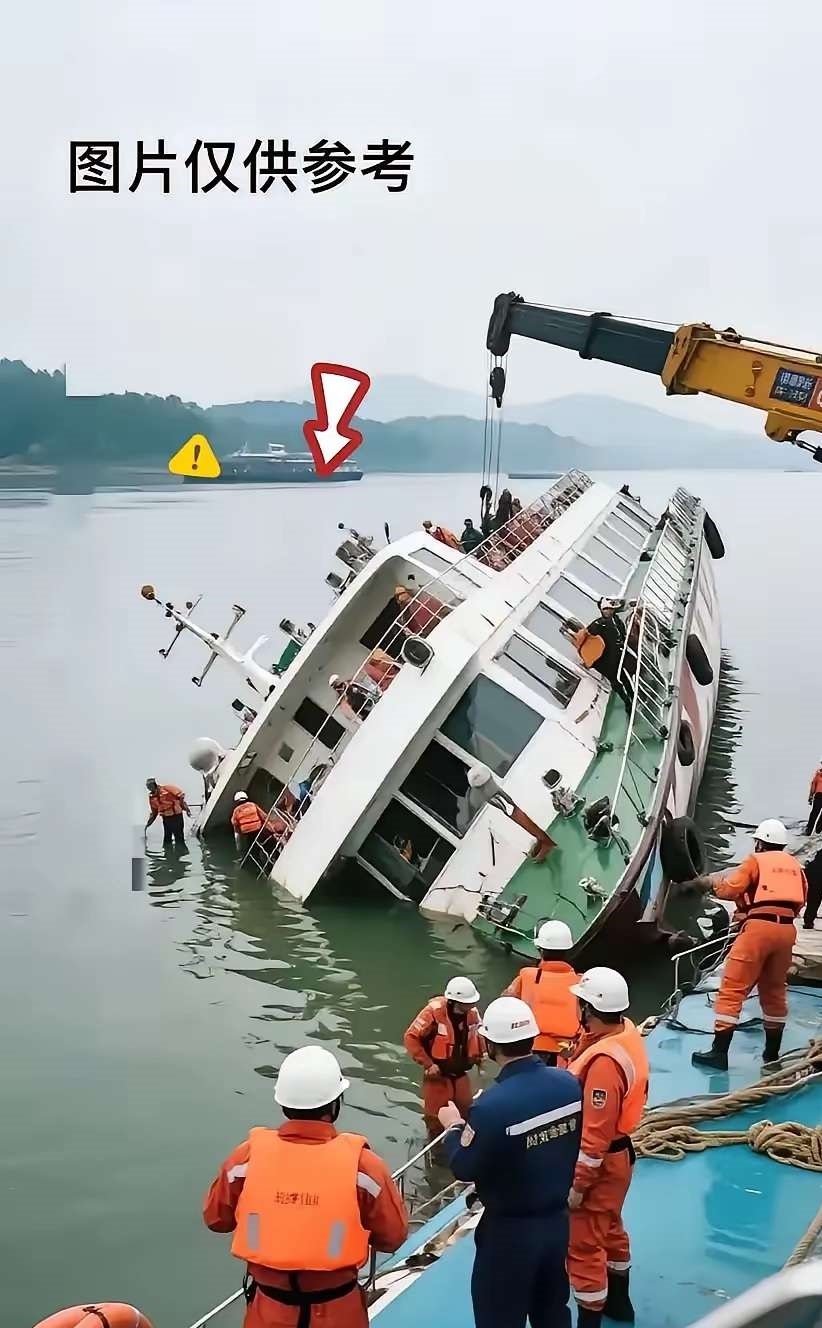 生死只在一线间，贵州旅游安全出大事，两游船翻覆，70多人落水，50多人救起，20