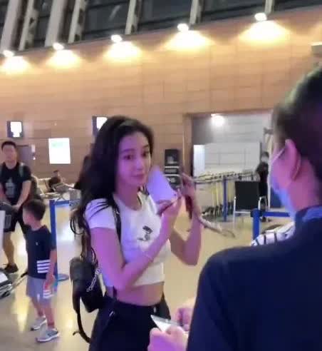 不怪黄晓明曾经对她情有独钟，路人镜头下都妩媚动人。