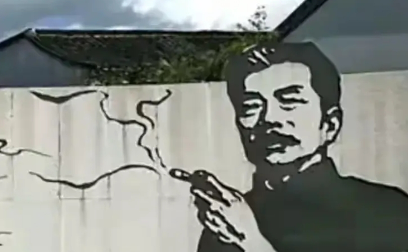 那个投诉“鲁迅抽烟”的游客，就欠一个大嘴巴抽过去！
照此逻辑，毛主席也有抽烟的照