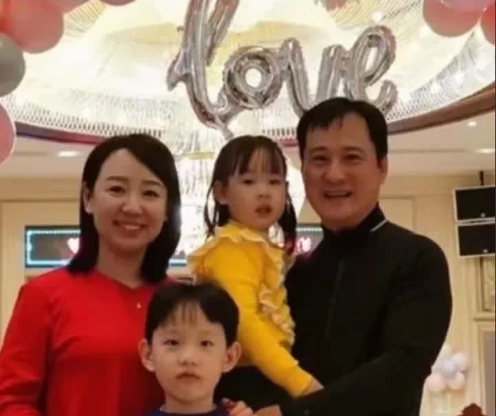 演员关凌一张温馨全家福，她因为在《我爱我家》中饰演的“贾圆圆”一角而成名如今儿女