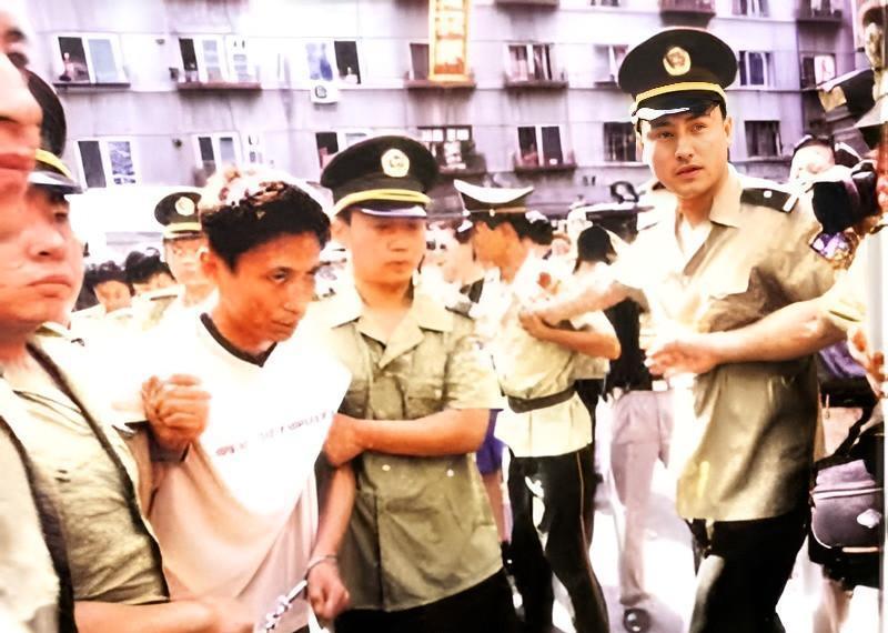 2000年，黑道教父刘涌准备逃亡国外“避避风头”，过海关时，刘涌被大批全副武装的